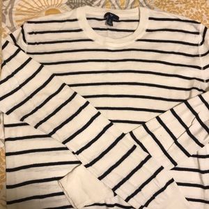 Lightly worn. Nice long sleeve sweater